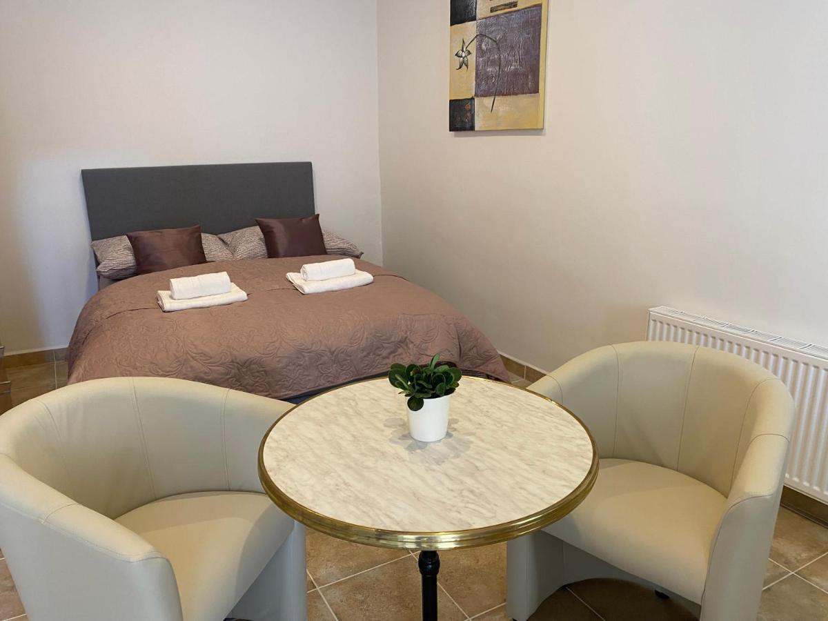 Sg Apartmanovy Dum Horice Aparthotel Exteriör bild